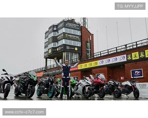 曼岛TT赛事期间举办经典车巡游，1950年代古董摩托车引围观