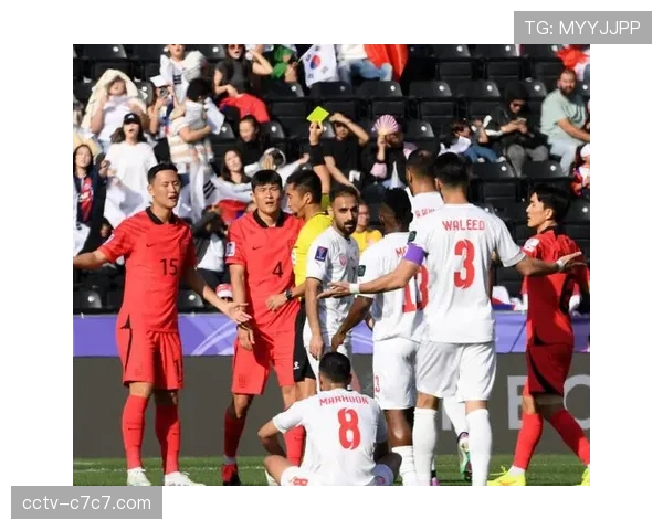 费耶诺德中场黄仁范替补登场，荷甲联赛持续锻炼