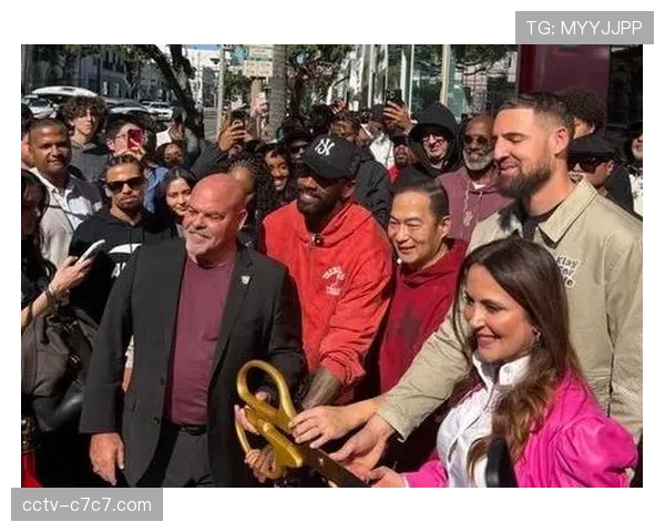 安踏送汤普森终身代言合同，美国比佛利山庄线下门店开业