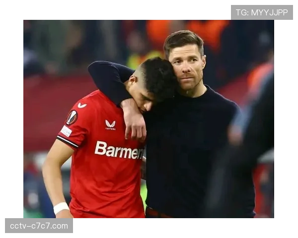 特写：终场哨响，为保级苦战取胜的阿尔梅里亚球员相拥而泣