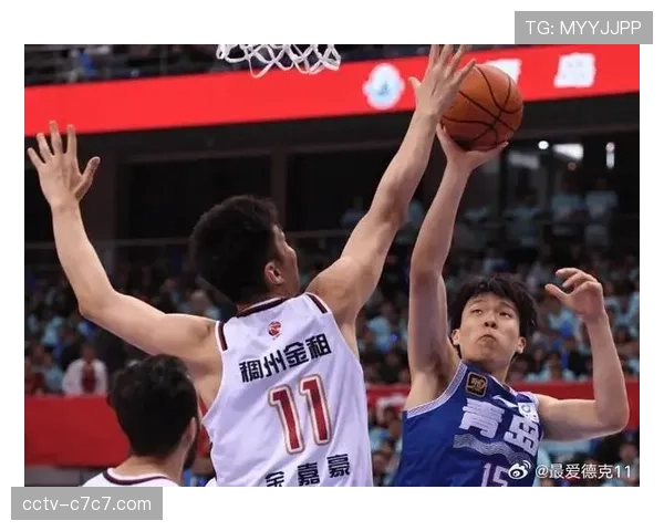 杨瀚森与余嘉豪篮下多次身体对抗,两人赛后交换球衣